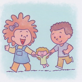 bambini che camminano con la bambola