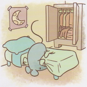 il topolino guarda sotto il letto